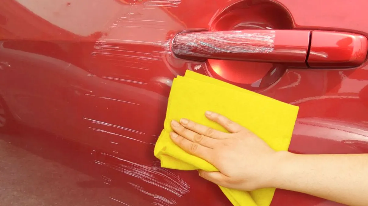 Produsul ieftin care te scapă de zgârieturile de pe mașină. Cât de eficient este, de fapt