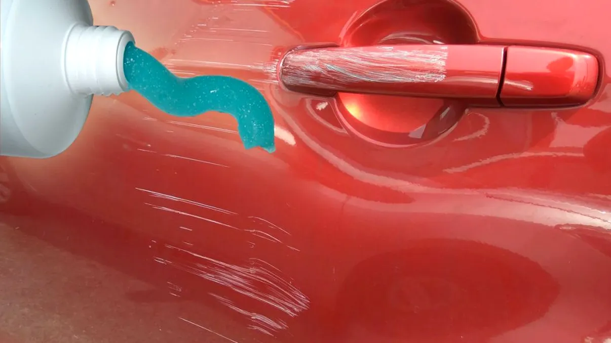 Pune pastă de dinți pe zgârieturile de pe mașină și așteaptă câteva minute. Trucul pe care trebuie să-l știe orice șofer