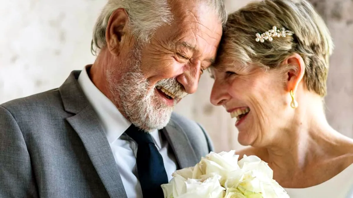 Un bărbat s-a reîntâlnit cu iubita din liceu după 60 de ani și a cerut-o în căsătorie. Reacția femeii, emoționantă