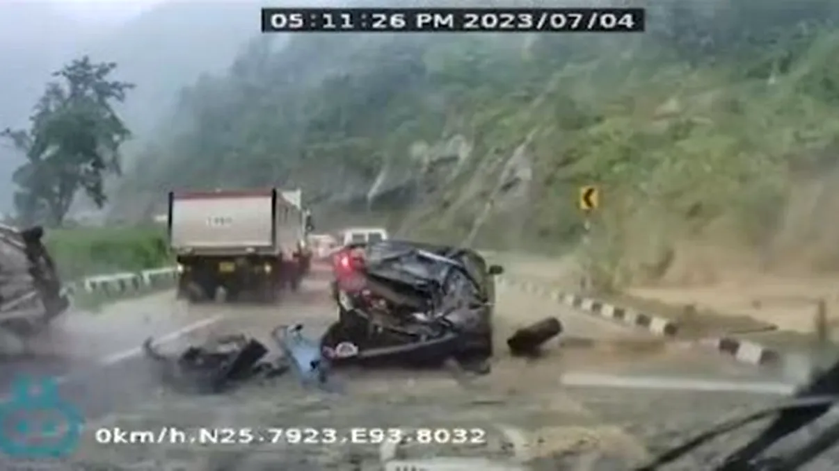 Mai mulți șoferi, în stare de șoc după căderea unor bolovani uriași pe mașini. Două persoane au murit și trei au fost rănite. Salvatorii indieni au intervenit de urgență