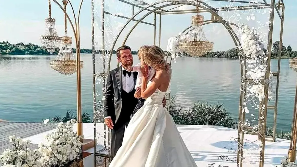 Imagini de vis de la nunta Gabrielei și a lui Dani Oțil. Cei doi s-au cununat într-un decor feeric VIDEO