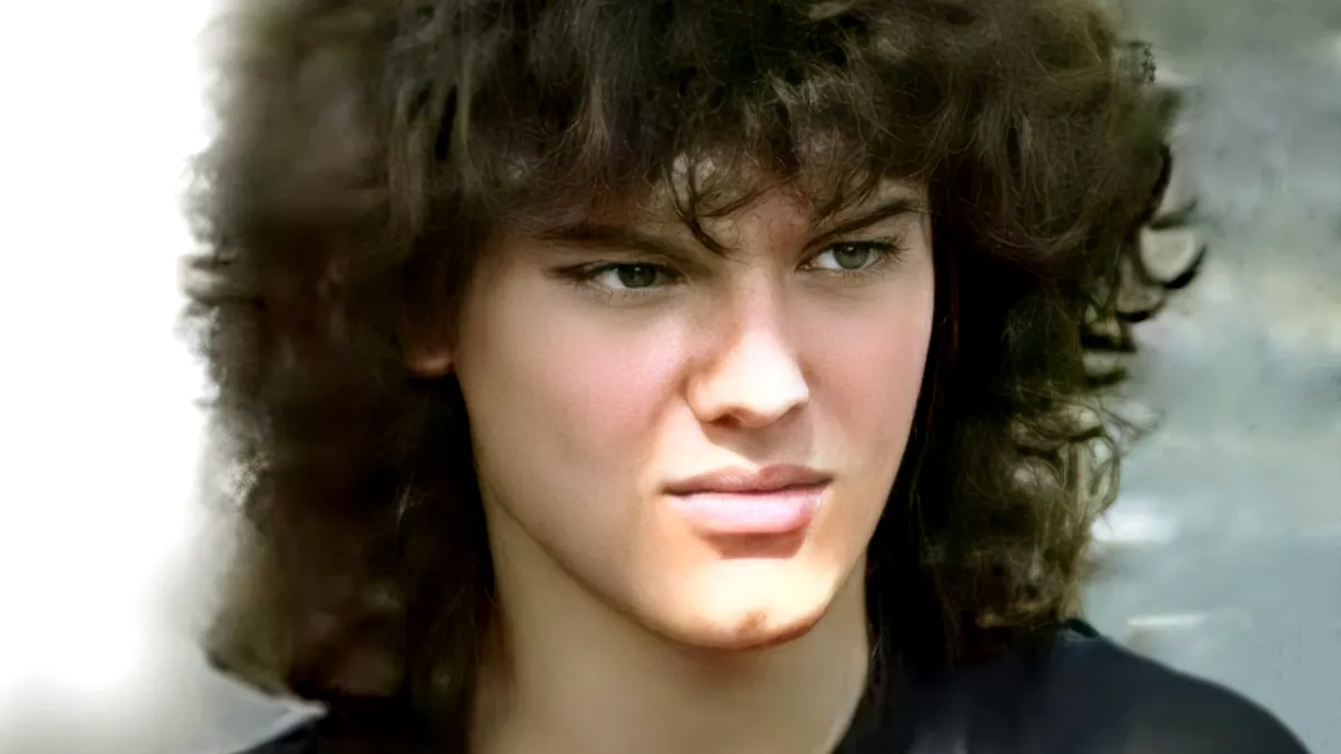 Tânărul din imagine a devenit unul dintre cei mai cunoscuţi politicieni români. Are mare succes, îl recunoşti?