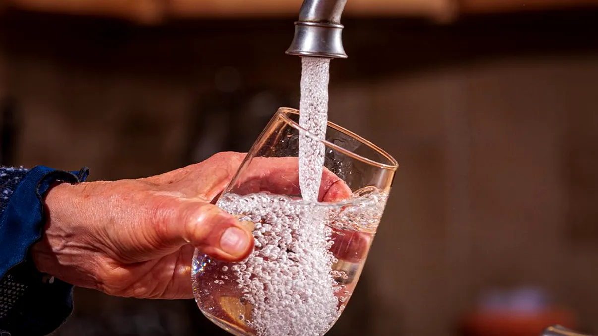 Câtă apă trebuie să bei pe zi în funcție de ce greutate ai. Tabelul care îți arată doza exactă