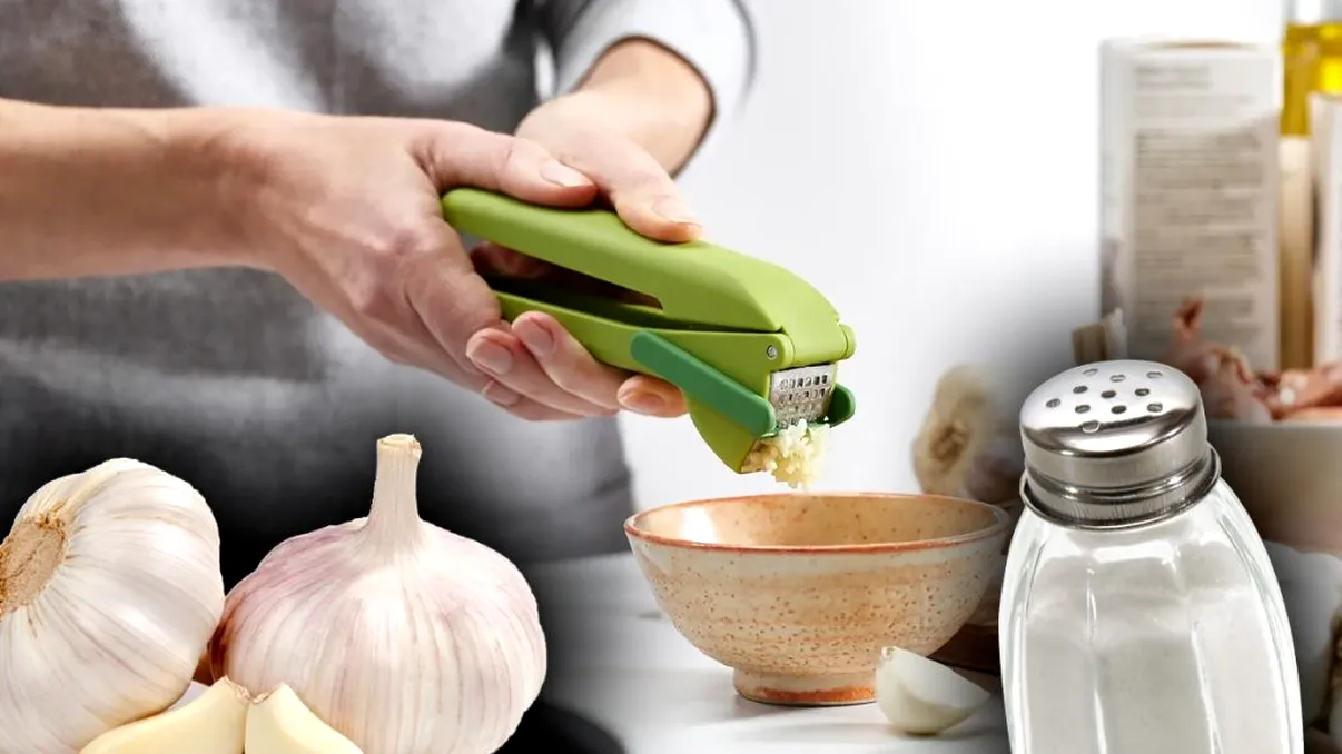De ce nu e bine să pui sare în mujdeiul de usturoi. Mulți fac această greșeală