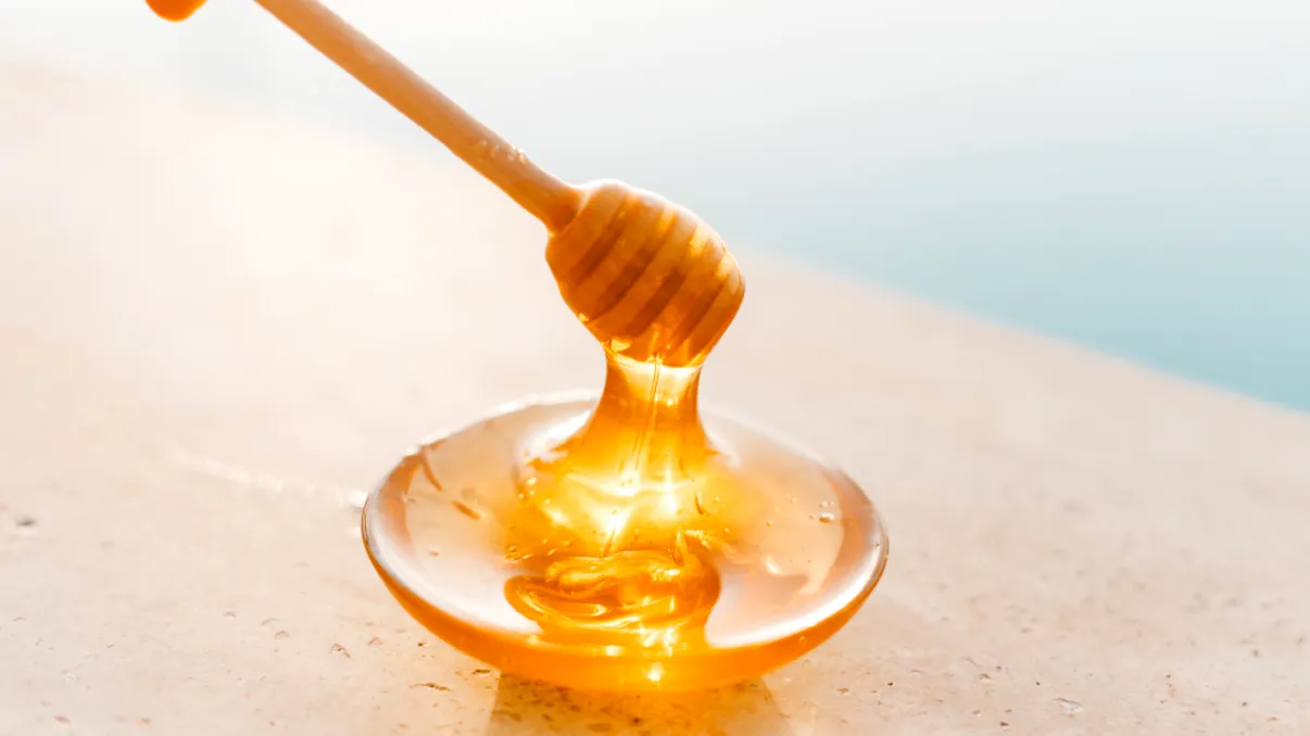 Din ce este făcută mierea din comerţ, de fapt. Aşa ai fost păcălit ani de zile