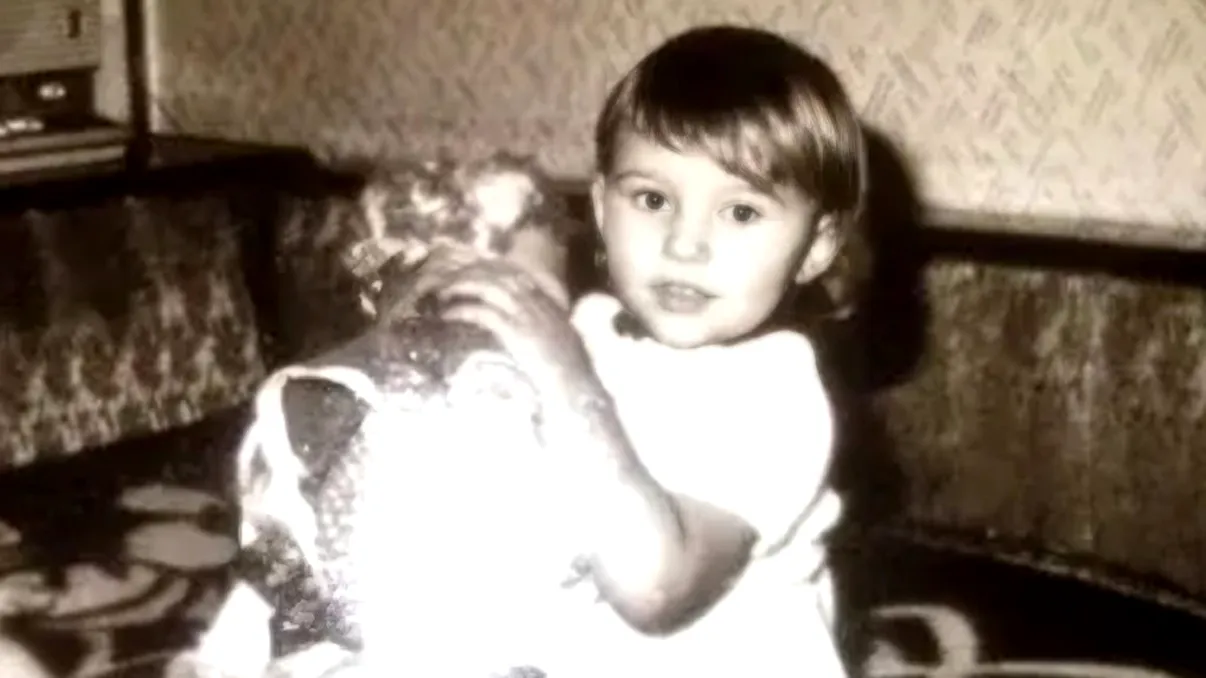 Fetiţa din imagine a devenit celebră în toată lumea. Produce haos de fiecare când apare în public. O recunoşti?