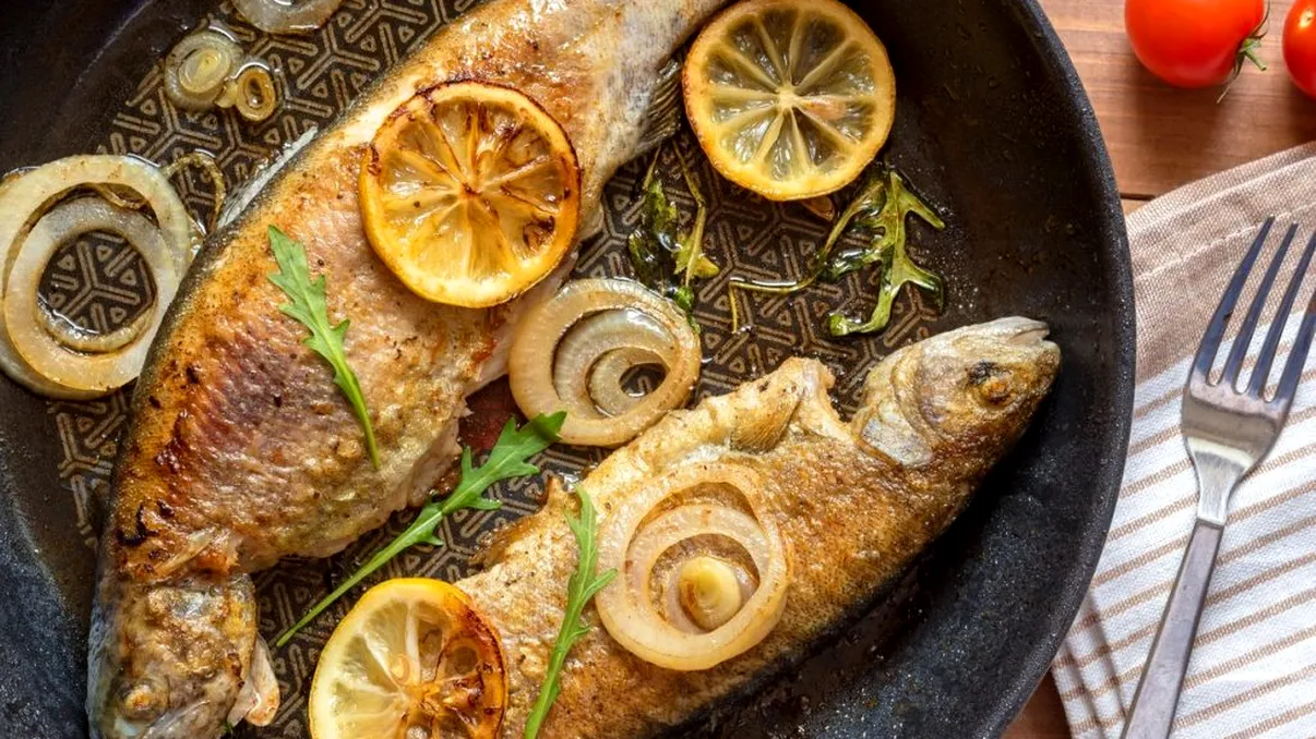 Ingredientul care te scapă de mirosul de peşte prăjit din casă. E ieftin şi mereu la îndemână