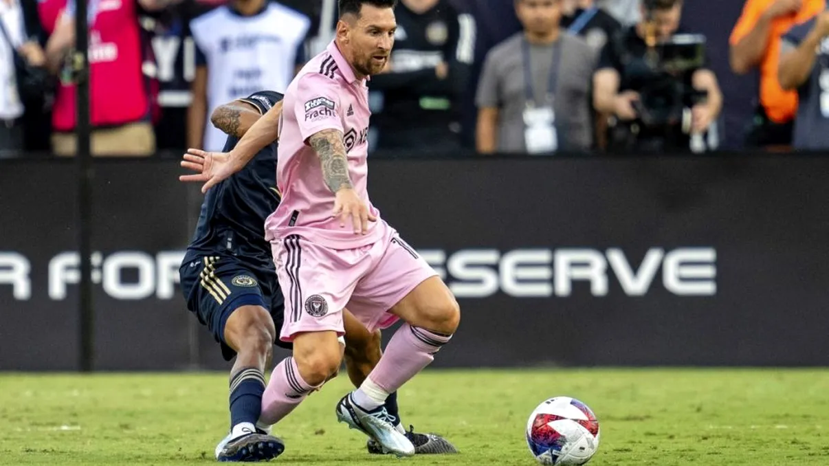 Lionel Messi are un bodyguard care îl păzește și la meciuri, de pe marginea terenului. „Tipul ăsta nu glumește deloc” - VIDEO