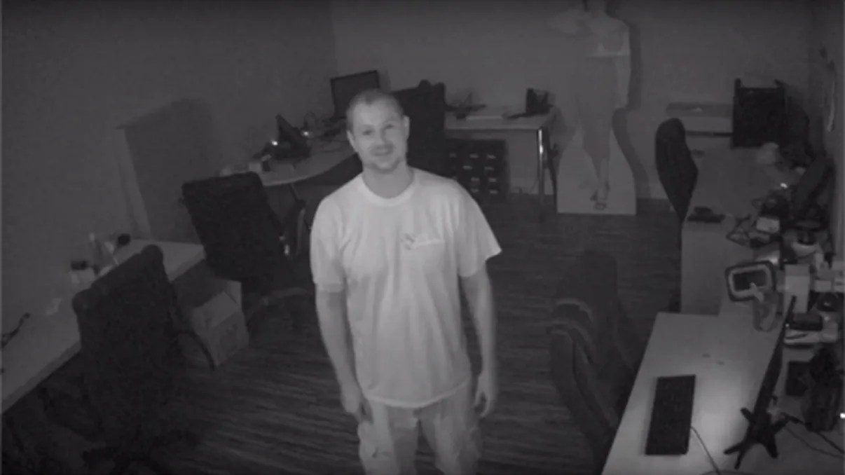 Ce a aflat un patron român după ce s-a uitat pe camerele de supraveghere despre unul dintre angajaţi. Nu se aştepta la aşa ceva