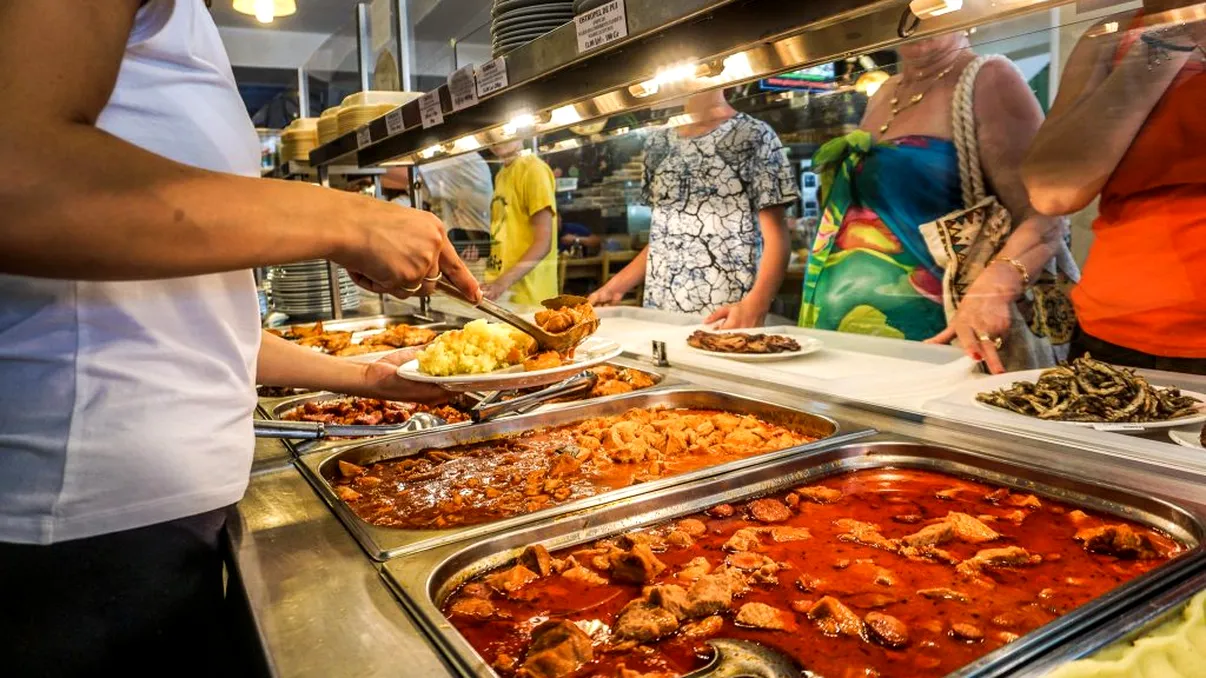 Medic infecționist, avertisment pentru turiștii de pe litoral privind pericolul din farfurii. Mulți turiști ajung la spital din acest motiv