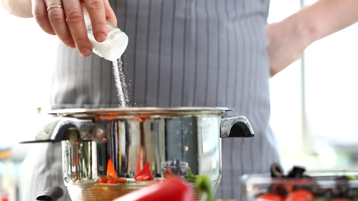 Nu mai pune sare în ciorbă la început! Detaliul care schimbă complet gustul preparatului