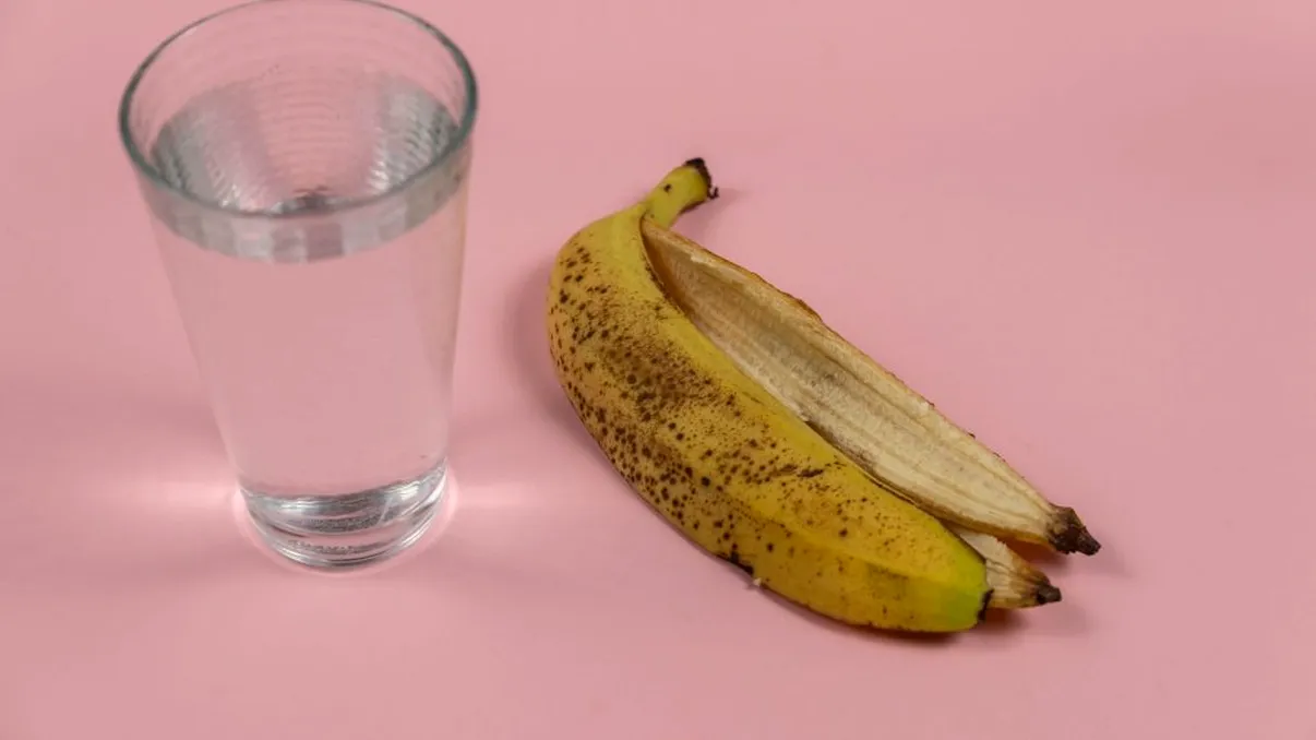 A amestecat coajă de banană cu apă şi a lăsat lichidul două ore pe masă. E trucul toamnei, rezolvă o mare problemă