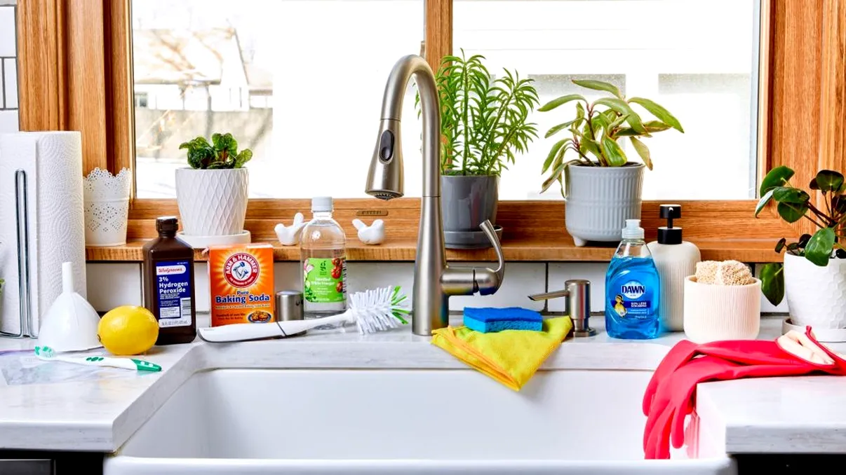 A amestecat două ingrediente banale şi a scăpat de mirosurile urâte din bucătărie. Vei fi lăudată de toată lumea