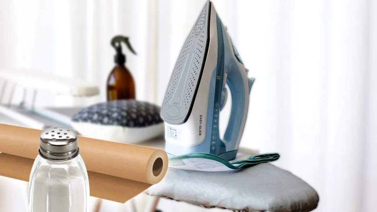 A pus sare și hârtie de copt peste talpa fierului de călcat, iar câteva minute mai târziu a avut parte de o surpriză. Truc util pentru orice gospodină