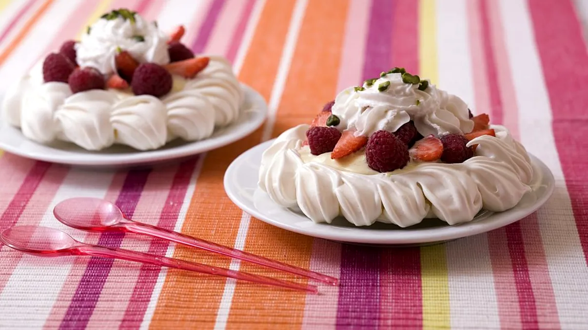 Ce diferențe sunt între smântâna pentru frișcă și frișca lichidă. Cum se folosesc, de fapt