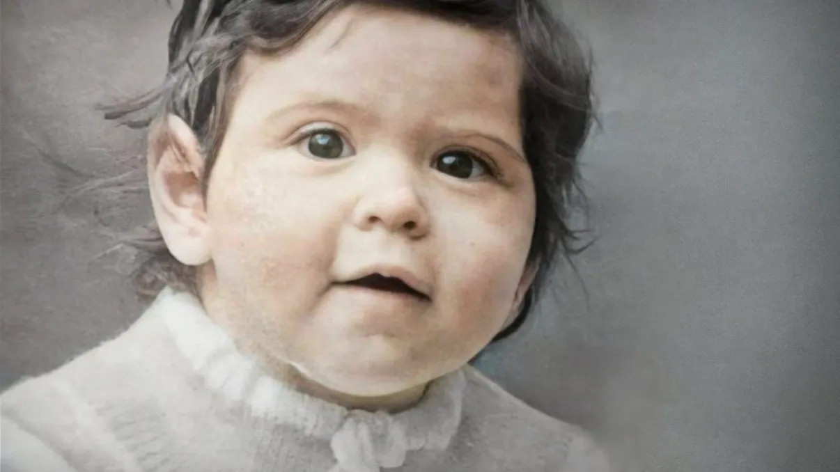 Copilul din imagine a devenit una dintre cele mai controversate femei din România. E mereu în atenţia fanilor, îţi dai seama cine e?