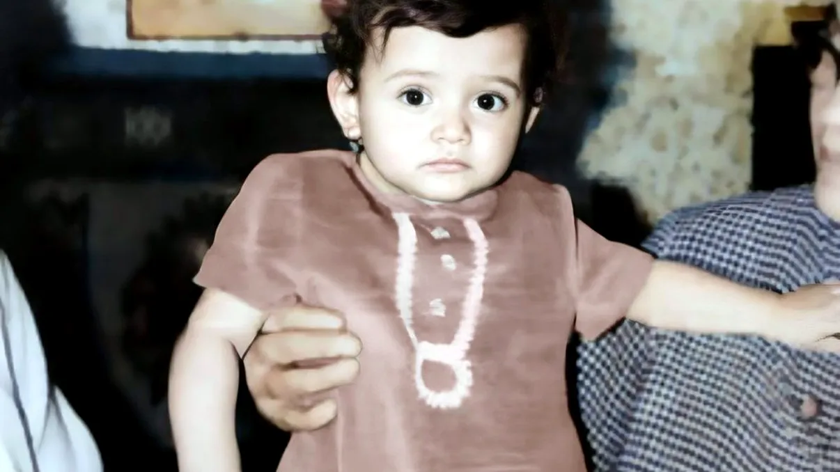 Copilul din imagine este acum una dintre cele mai frumoase femei de la noi. Are mare succes, ţi-ai dat seama cine este?