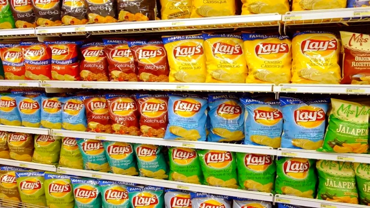 Cum se deschid corect pungile de chipsuri. De asta se rup mereu, secretul a fost dezvăluit