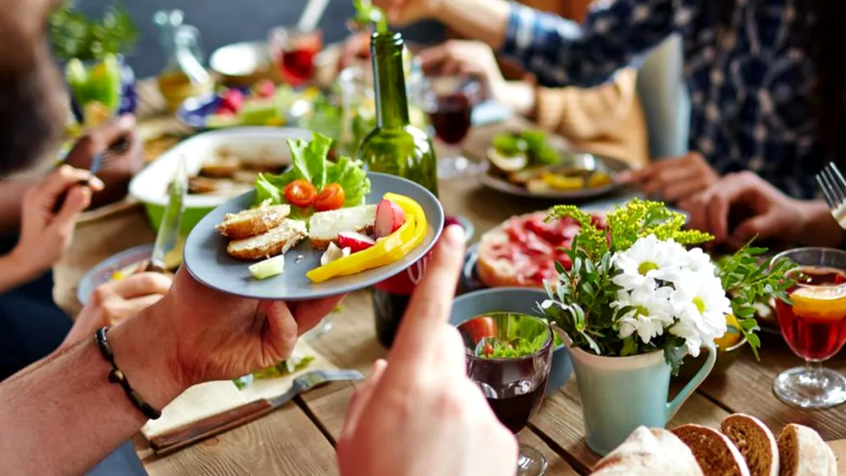 Felul de mâncare preferat de români în această vară. L-au consumat pe bandă rulantă, nu e foarte sănătos