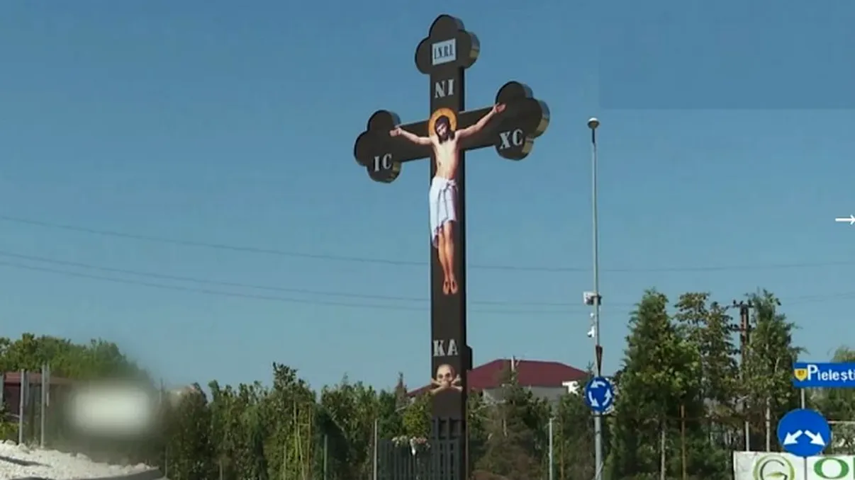 Misterul crucilor mari apărute pe marginea şoselelor din România, dezlegat. Cine le-a pus acolo, de fapt