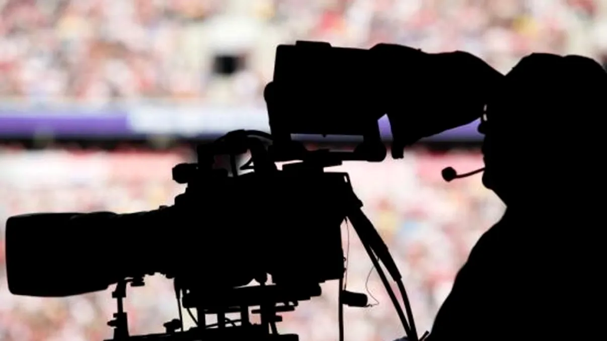 Prezentatorul din România care şi-a dat pantalonii jos în timpul emisiunii de faţă cu invitatul. Explicaţia gestului a devenit virală