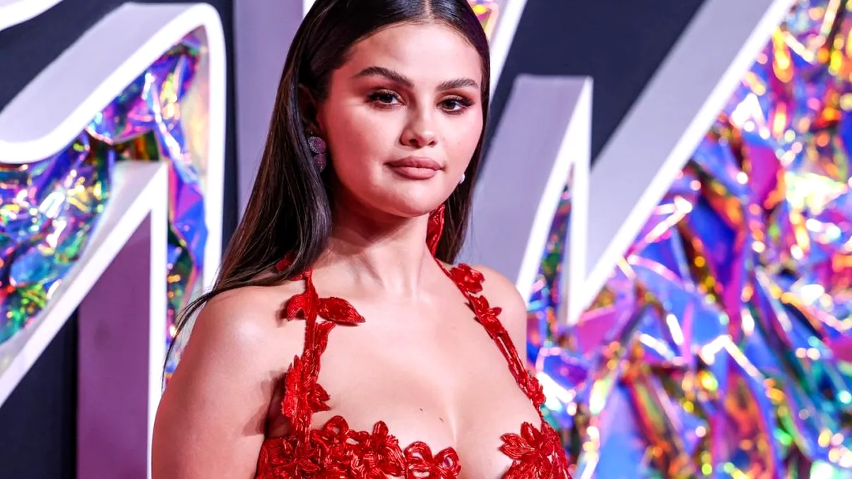 Selena Gomez, ravisantă la premiile VMA 2023. Rochia decoltată și crăpată i-a pus în evidență formele voluptoase