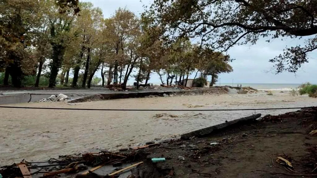 Tragediile se țin lanț în Grecia. Cele mai grave inundații, din 1995 până acum, au ucis deja 6 persoane. Imaginile prăpădului surprinse de turiști