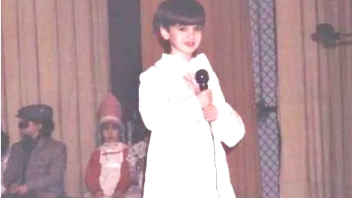 Recunoşti băieţelul din imagine? Astăzi este unul dintre cei mai cunoscuţi bărbaţi din România, are mare succes