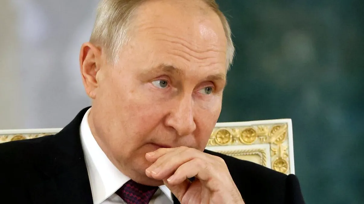 Imaginile cu Vladimir Putin pe care nu le-ai mai văzut. Cum arăta preşedintele Rusiei în anii '90, juca tenis şi era îmbrăcat sport VIDEO