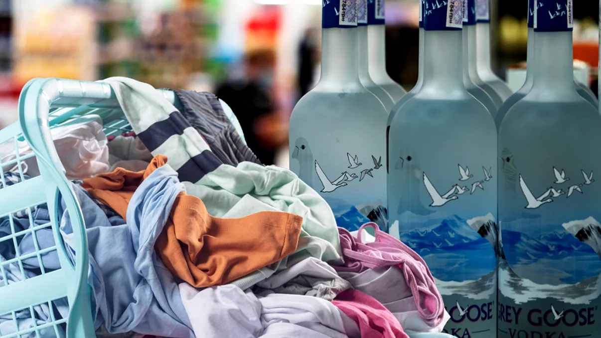 A turnat votcă peste haine și a descoperit o mare surpriză. Ce s-a întâmplat în scurt timp