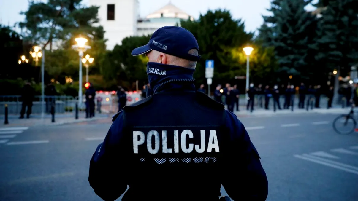 Alertă cu bombă în piața centrală din Varșovia. Un bărbat amenință că se aruncă în aer