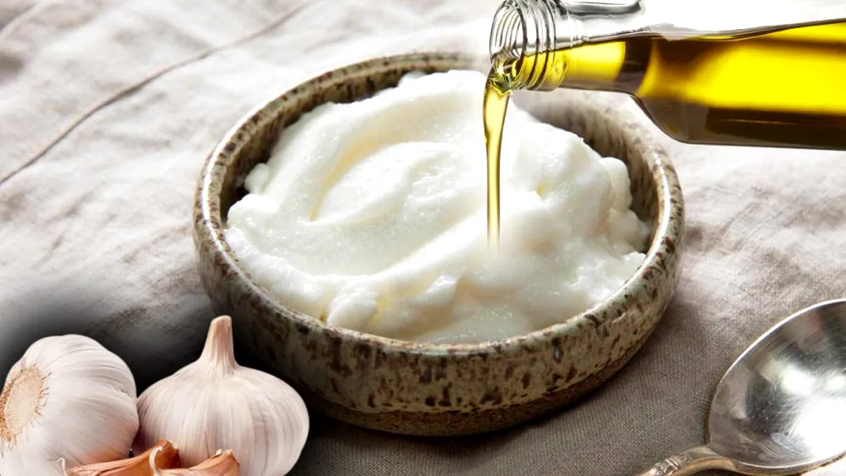 Cât ulei se pune, de fapt, în mujdei. Așa va ieși mai cremos decât ți-ai fi putut imagina. Iese ca o pastă