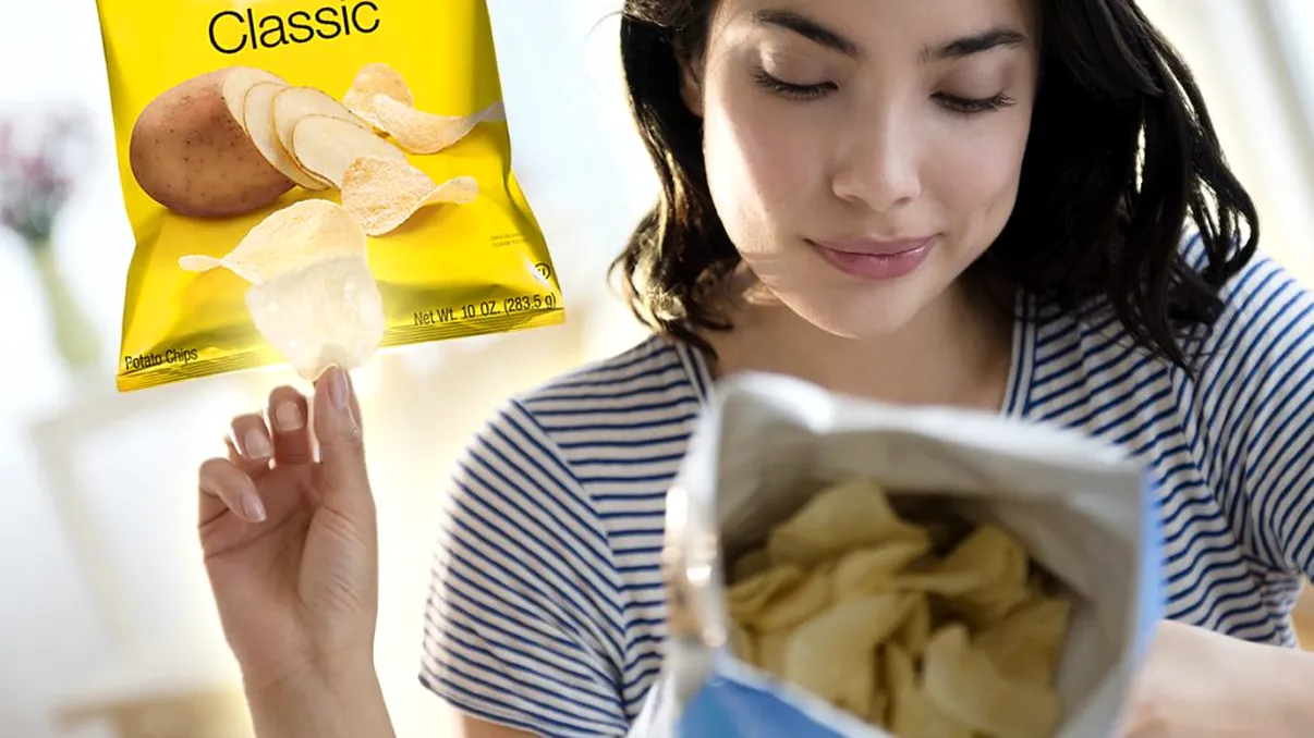 Cum se desface corect o pungă de chipsuri. Aşa nu faci mizerie deloc, puţini ştiu trucul