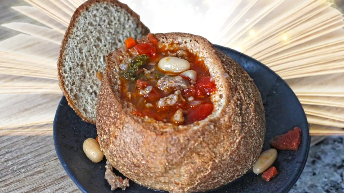 De ce se mănâncă ciorba de fasole în bol de pâine, în Ardeal, de fapt. Detaliul din istorie care te va uimi