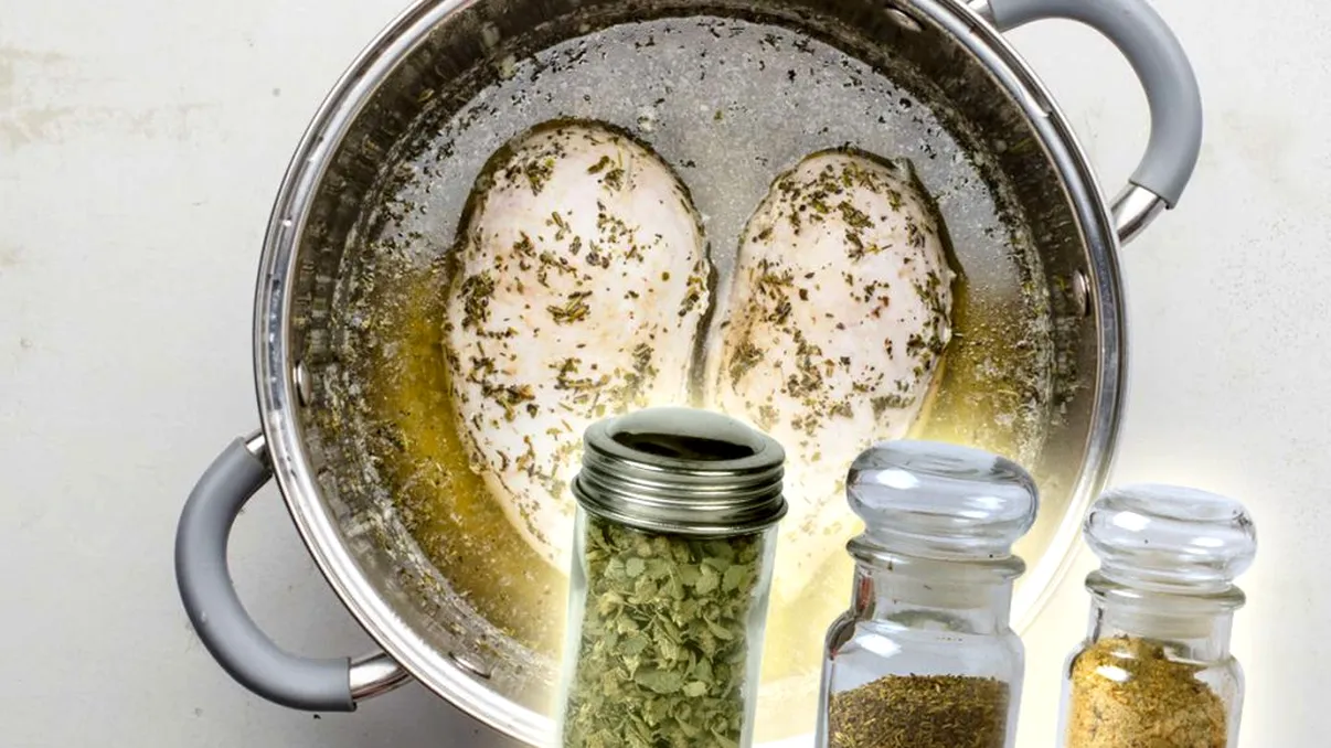 Ingredientele care trebuie adăugate în apă când fierbi pieptul de pui. Așa va avea un gust aromat