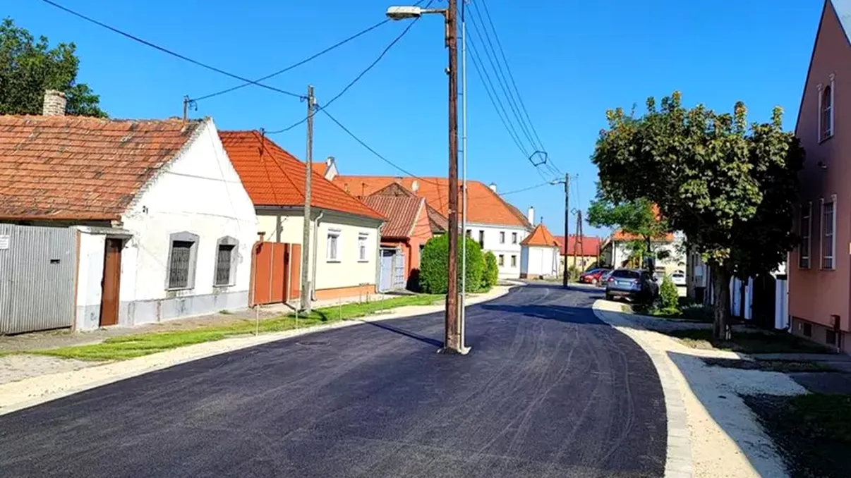 Locul unde s-a asfaltat cu stâlpi electrici în mijlocul străzii: „Era mai scump dacă îi mutam