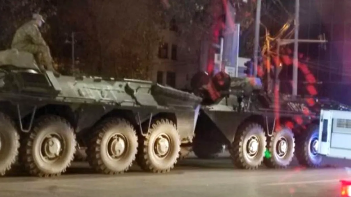 Un TAB al Armatei Române, implicat într-un accident periculos, după ce a distrus un autoturism în trafic. Cine a fost de vină, poliția a intervenit imediat