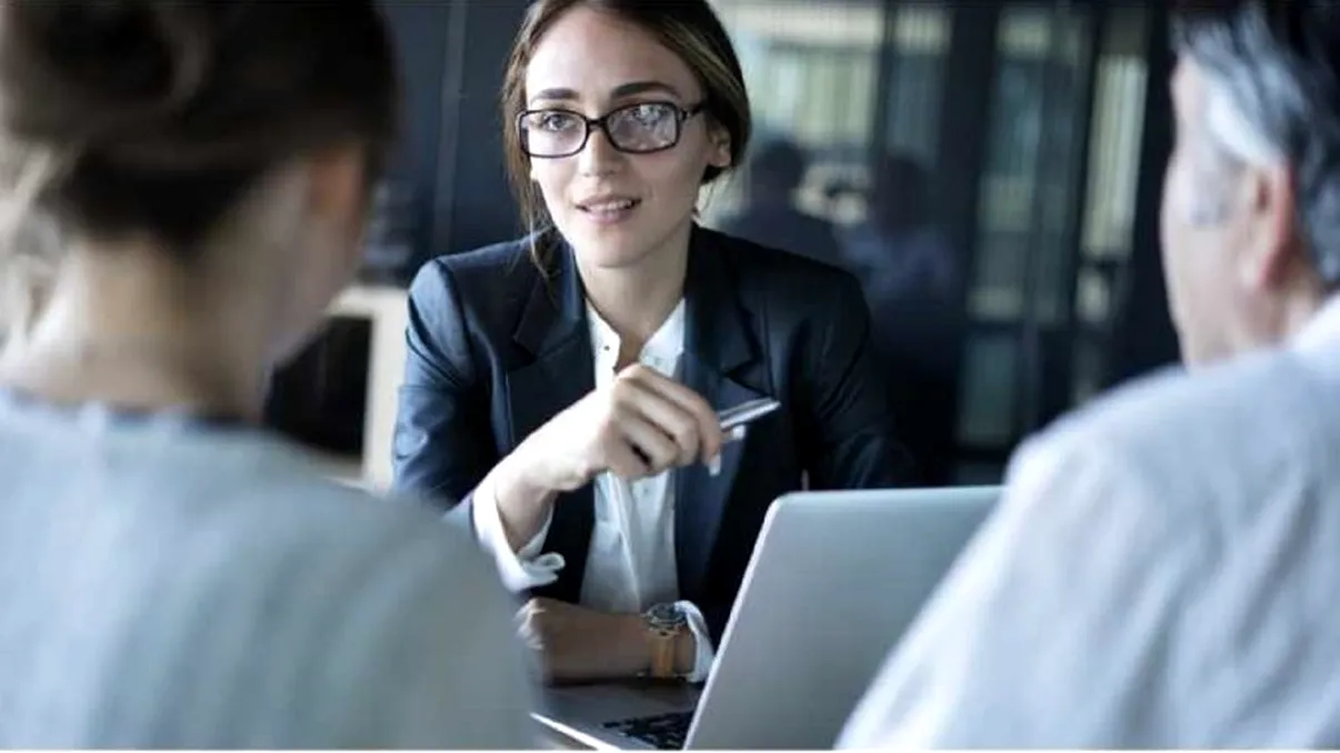 Domeniul în care se angajează români şi de peste 70 de ani, e criza de specialişti. Salariile sunt foarte bune