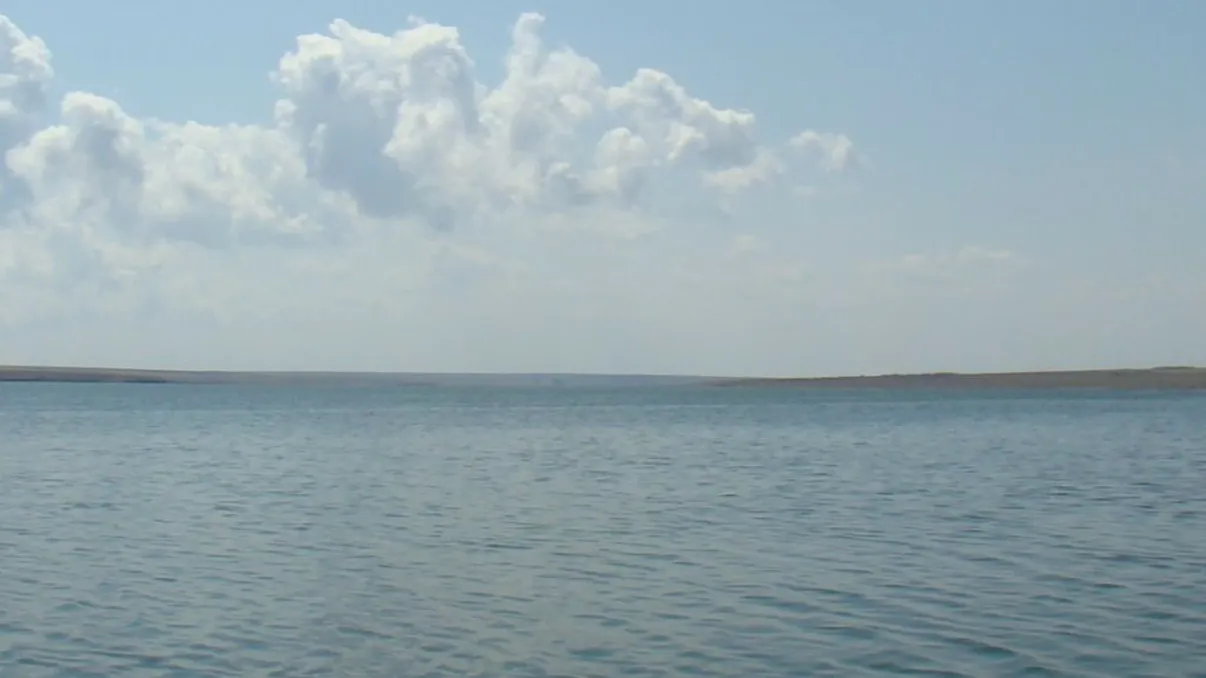 Lacul cu proprietăți vindecătoare din România, lovit de dezastru. Imaginile sunt dezolante, a secat complet