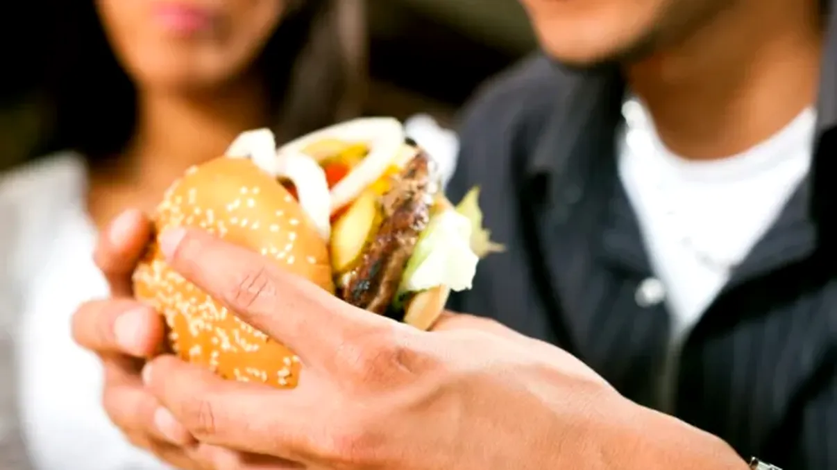 Tot mai mulți tineri, predispuși la infarct. Nutriționiștii avertizează: ”Otrava din farfurie!”. Măsurile luate de Marcel Pavel și de Dan Negru EXCLUSIV