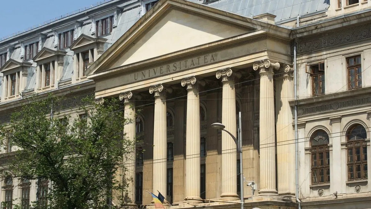 Frontonul Palatului Universității din București are o însemnătate aparte. A fost distrus în timpul celui de-al Doilea Război Mondial