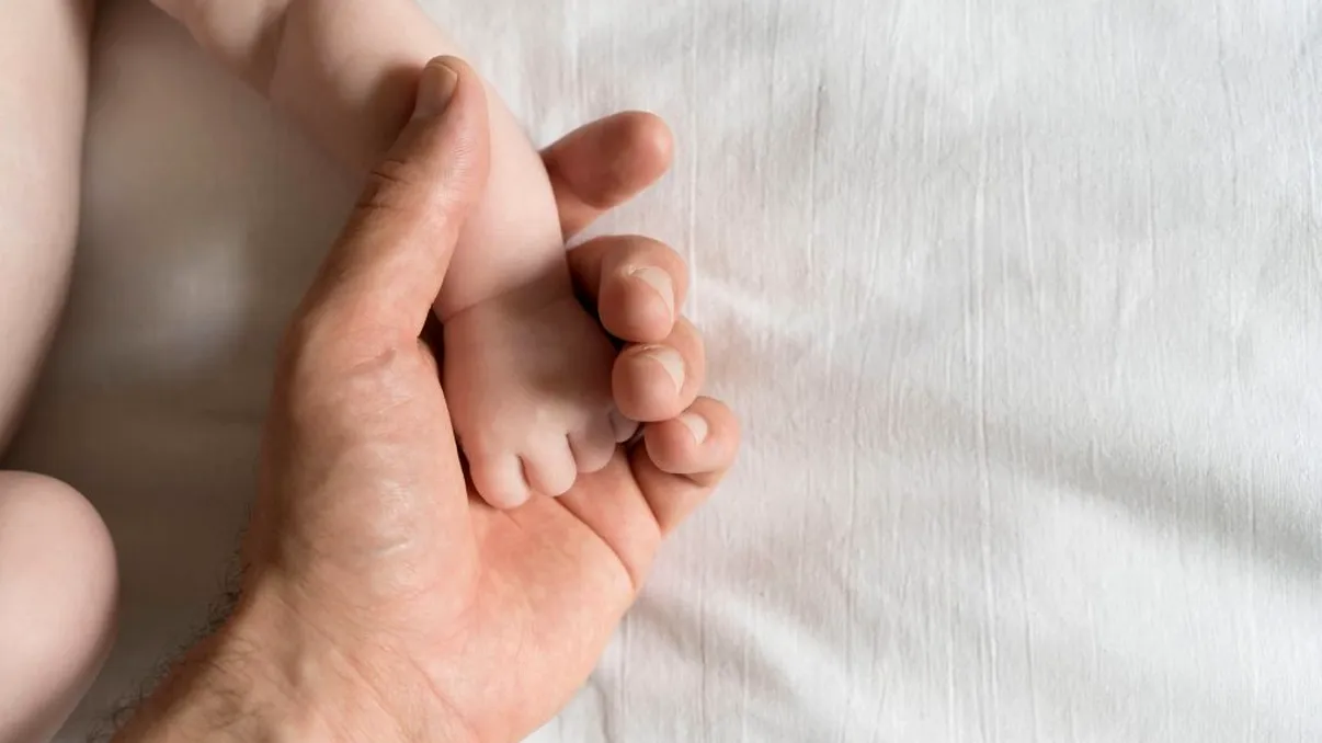 O familie a fost obligată să-și deconecteze copilul de la aparatele care-l țineau în viață: ‘Diavolul a fost în sala de judecată’