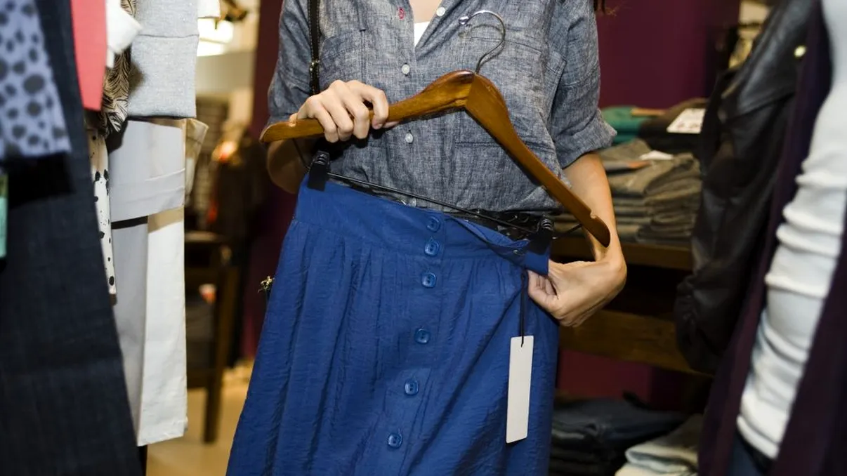 O româncă a fost filmată în timp ce fura haine de 6.000 de lei din mall. Ce a urmat