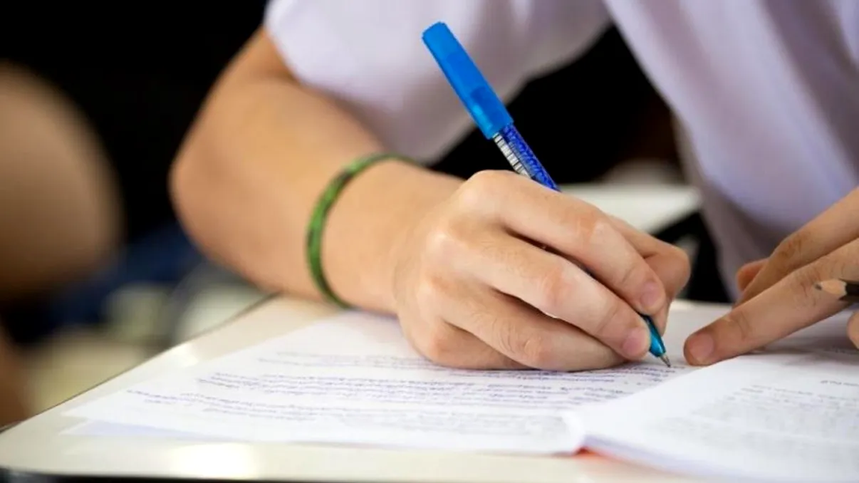 Un elev a aflat că va primi bursă de merit, chiar dacă are media sub 5. Cum este posibil