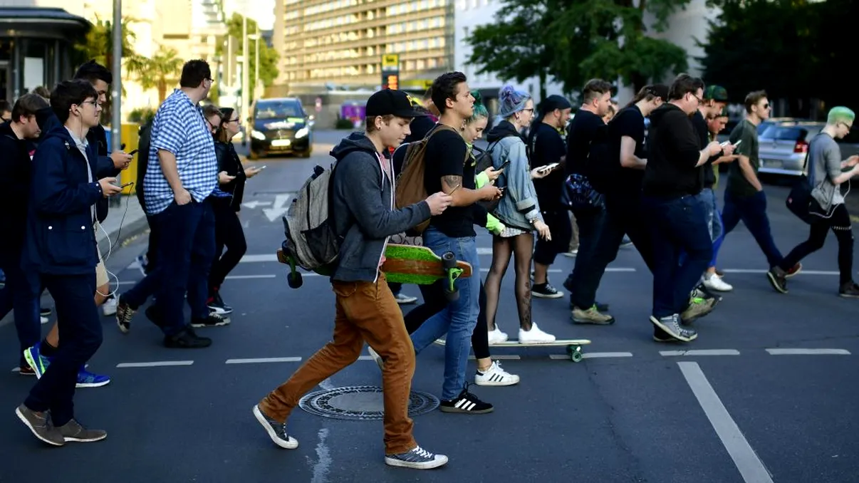 Ce amendă riști dacă traversezi strada cu ochii în telefon. Sancțiunile sunt drastice