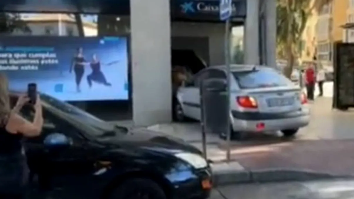 Un bărbat a intrat cu mașina într-o bancă pentru că nu a putut să retragă bani de la bancomat