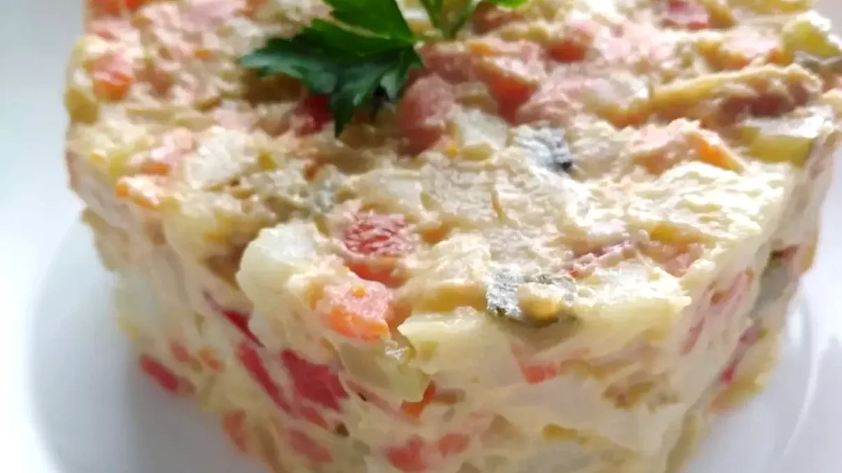 Ce conţine salata de boeuf de Revelion. Ingredientul care o face specială pentru noaptea dintre ani
