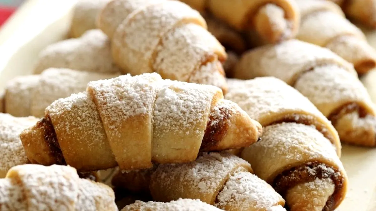 Cornulețe cu untură ca pe vremuri. Ce ingrediente foloseau bunicile ca să mențină fragede