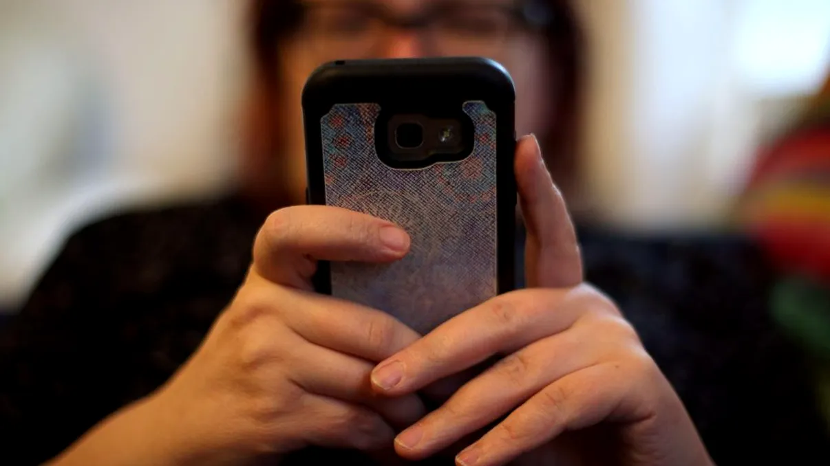 Cum a furat un curier român telefoane mobile de aproape 50.000 de euro. Detaliul care l-a dat de gol