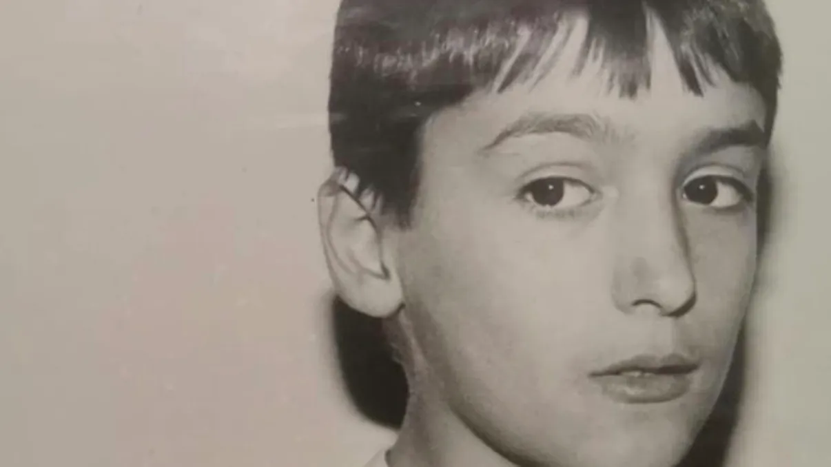 Îl recunoști pe băiatul din imagine? Acum este vedetă în România și are o soție celebră FOTO